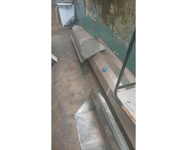 Foto de LOTE CONTENDO SUCATA DE ITENS DIVERSOS, TAIS COMO MATERIAIS DE INFORMÁTICA, CARTEIRAS ESCOLARES, ELETRODOMÉSTICOS, ENTRE OUTROS, NO ESTADO EM QUE SE ENCONTRA.