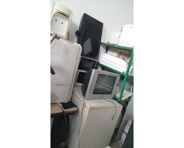 Foto de LOTE CONTENDO ELETRODOMÉSTICOS E ELETRÔNICOS, TAIS COMO: IMPRESSORAS, VENTILADORES, TVS, GELADEIRA, MÁQUINA DE LAVAR ROUPA, FREEZER, BEBEDOURO, MICRO-ONDAS, CAIXAS DE SOM, FOGÃO INDUSTRIAL, AR-CONDICIONADO, ENTRE OUTROS, NO ESTADO EM QUE SE ENCONTRA.