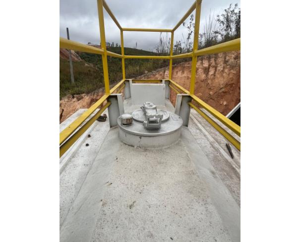 Foto de COMBOIO DE LUBRIFICANTES, CAPACIDADE DE 1.500 LITROS, PARA F-4000, COR BRANCA, NO ESTADO EM QUE SE ENCONTRA.
