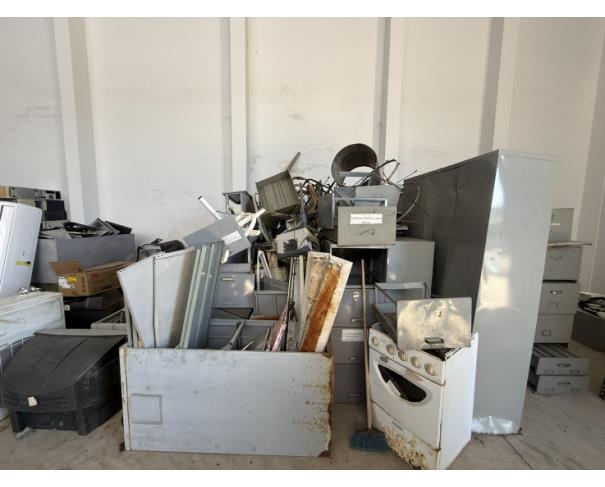 Foto de LOTE CONTENDO SUCATA DE ARMÁRIOS DE AÇO E ELETRODOMÉSTICOS, NO ESTADO EM QUE SE ENCONTRAM.