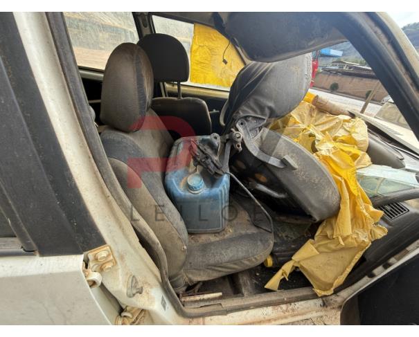 Foto de AUTOMOVEL FIAT/UNO MILLE WAY ECON, ALCOOL/GASOLINA, BRANCA, 2011/2012, CHASSI: 9BD15844AC6656269, RENAVAM: 00419142363, NO ESTADO EM QUE SE ENCONTRA.