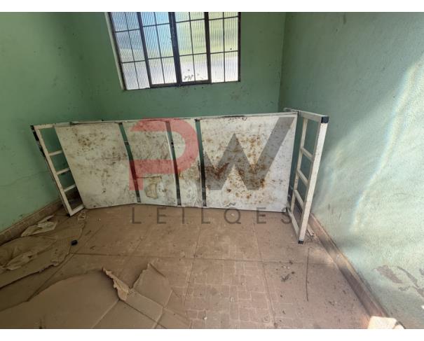 Foto de LOTE CONTENDO SUCATA DE  DIVERSOS BENS, TAIS COMO: MADEIRAS, ARMÁRIOS, COLCHONETES, CADEIRAS, MESAS ESCOLARES, EXTINTORES, VENTILADORES, CADEIRAS DE RODAS, MACAS, BALANÇAS, ENTRE OUTROS, NO ESTADO EM QUE SE ENCONTRAM.