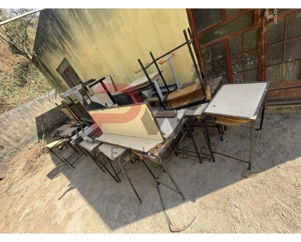 Foto de LOTE CONTENDO SUCATA DE  DIVERSOS BENS, TAIS COMO: MADEIRAS, ARMÁRIOS, COLCHONETES, CADEIRAS, MESAS ESCOLARES, EXTINTORES, VENTILADORES, CADEIRAS DE RODAS, MACAS, BALANÇAS, ENTRE OUTROS, NO ESTADO EM QUE SE ENCONTRAM.