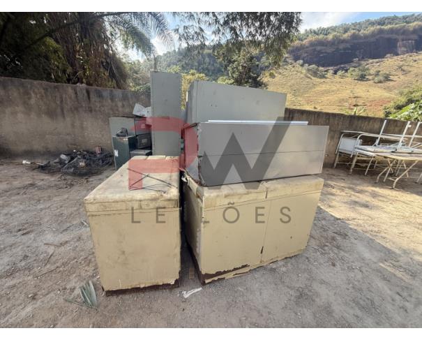 Foto de LOTE CONTENDO SUCATA DE  DIVERSOS BENS, TAIS COMO: MADEIRAS, ARMÁRIOS, COLCHONETES, CADEIRAS, MESAS ESCOLARES, EXTINTORES, VENTILADORES, CADEIRAS DE RODAS, MACAS, BALANÇAS, ENTRE OUTROS, NO ESTADO EM QUE SE ENCONTRAM.