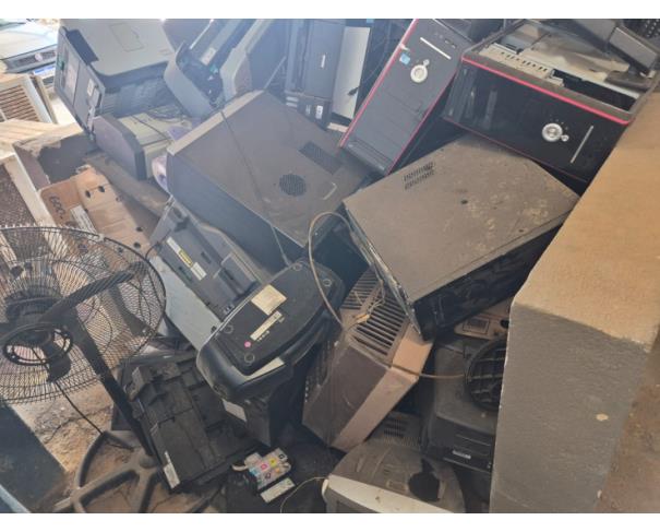 Foto de LOTE CONTENDO SUCATAS DE INFORMÁTICA, ELETRÔNICOS (COMPUTADORES, MONITORES, IMPRESSORAS, ELETRÔNICOS), ELETRODOMESTICOS (GELADEIRA, VENTILADORES, EXAUSTOR, BEBEDOUROS, FOGÕES, TV), DENTRE OUTROS, NO ESTADO EM QUE SE ENCONTRAM. 
