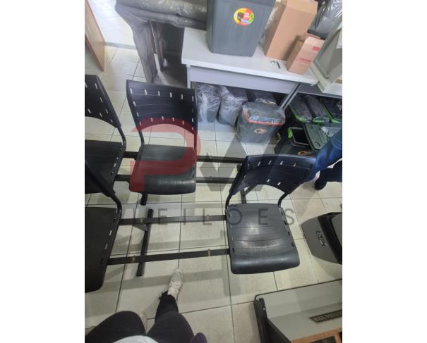 Foto de LOTE CONTENDO MÓVEIS DE ESCRITÓRIO, TAIS COMO: MESAS, ARMÁRIOS E CADEIRAS, NO ESTADO EM QUE SE ENCONTRAM. 