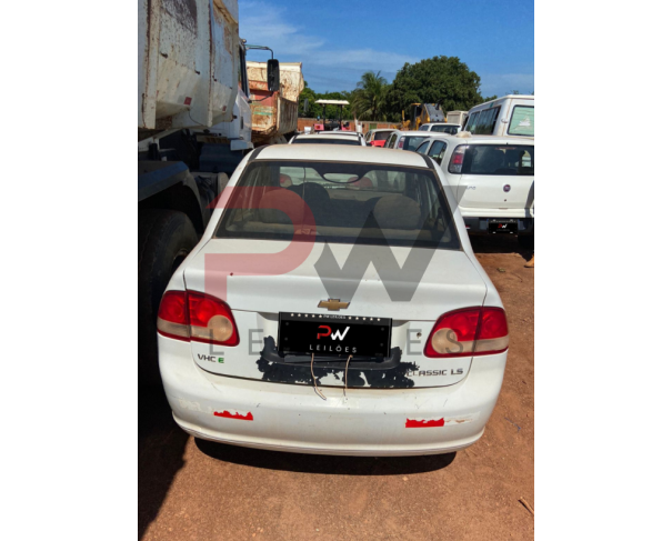 Foto de PAS/AUTOMOVEL CHEVROLET/CLASSIC LS, ALCOOL/GASOLINA, ANO/MOD 2012/2012, COR BRANCA, NO ESTADO EM QUE SE ENCONTRA.