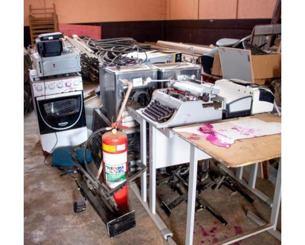 Foto de LOTE DE SUCATAS DIVERSAS, ARMÁRIOS, MATERIAIS INFORMÁTICA, ELETRONICOS, ETC, NO ESTADO EM QUE SE ENCONTRA