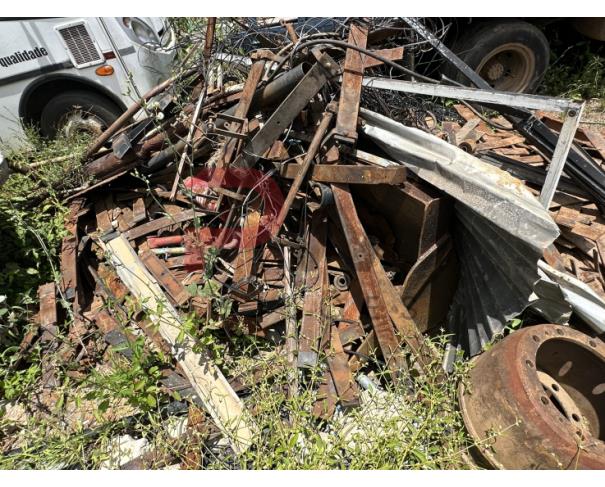 Foto de LOTE CONTENDO SUCATA FERROSA E UMA CAÇAMBA DIANTEIRA DE RETROESCAVADEIRA RANDON E MOLAS, NO ESTADO EM QUE SE ENCONTRA.
