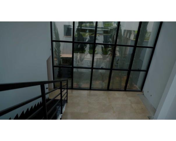 Foto de Residência de alto luxo no Condomínio Costa Laguna, em Nova Lima/MG, com 483 m², 4 dormitórios (3 suítes), piscina aquecida, espaço gourmet, cinema, automação residencial e 5 vagas cobertas. Condomínio com lazer completo e segurança 24 horas.