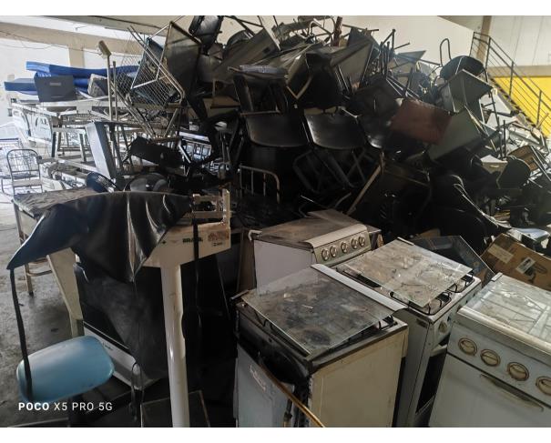 Foto de LOTE COMPOSTO POR SUCATA DE: CAMAS ELÉTRICAS, ELETRODOMÉSTICOS, MOBILIÁRIOS, NO ESTADO EM QUE SE ENCONTRAM.