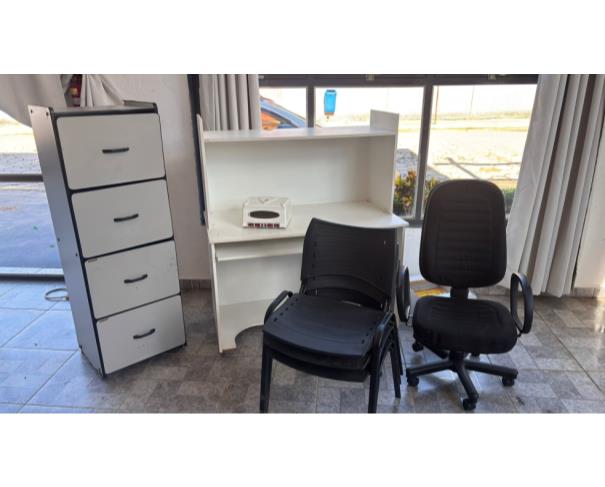 Foto de LOTE CONTENDO EQUIPAMENTOS ESCOLARES, TAIS COMO: CADEIRAS, MESAS, ENTRE OUTROS, NO ESTADO EM QUE SE ENCONTRA.
