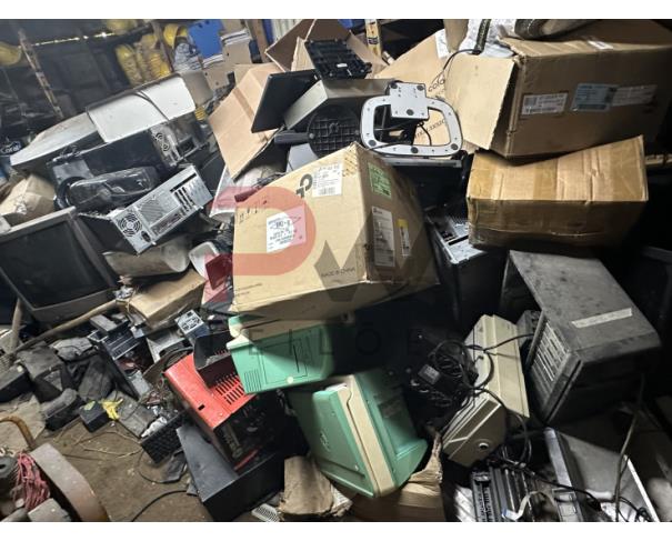 Foto de LOTE CONTENDO SUCATA DE MATERIAIS DE INFORMÁTICA (CPUS, MONITORES, IMPRESSORAS, ESTABILIZADORES, TELEVISOR E TELEFONES), NO ESTADO EM QUE SE ENCONTRA.