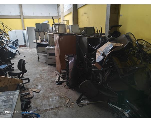 Foto de LOTE COMPOSTO POR SUCATA DE: CAMAS ELÉTRICAS, ELETRODOMÉSTICOS, MOBILIÁRIOS, NO ESTADO EM QUE SE ENCONTRAM.