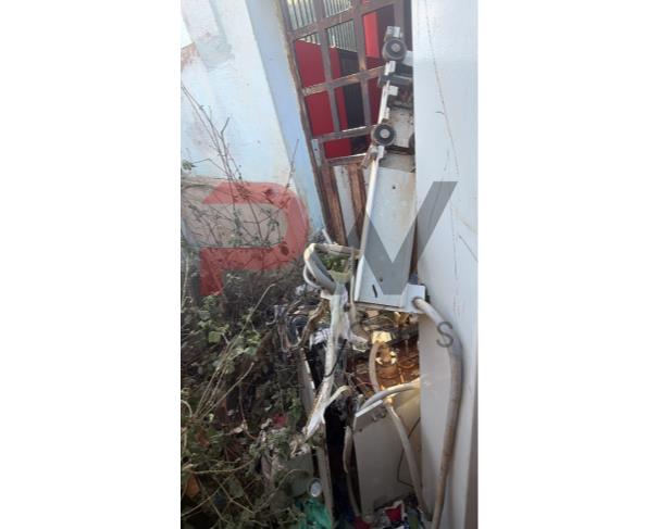 Foto de LOTE CONTENDO SUCATA DE  DIVERSOS BENS, TAIS COMO: MADEIRAS, ARMÁRIOS, COLCHONETES, CADEIRAS, MESAS ESCOLARES, EXTINTORES, VENTILADORES, CADEIRAS DE RODAS, MACAS, BALANÇAS, ENTRE OUTROS, NO ESTADO EM QUE SE ENCONTRAM.