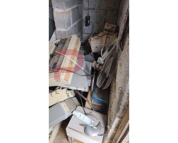 Foto de LOTE DE SUCATAS DIVERSAS ( PNEUS, MATERIAL DE INFORMATICA, MATERIAL HOSPITALAR, CADEIRAS, ETC), NO ESTADO EM QUE SE ENCONTRA.