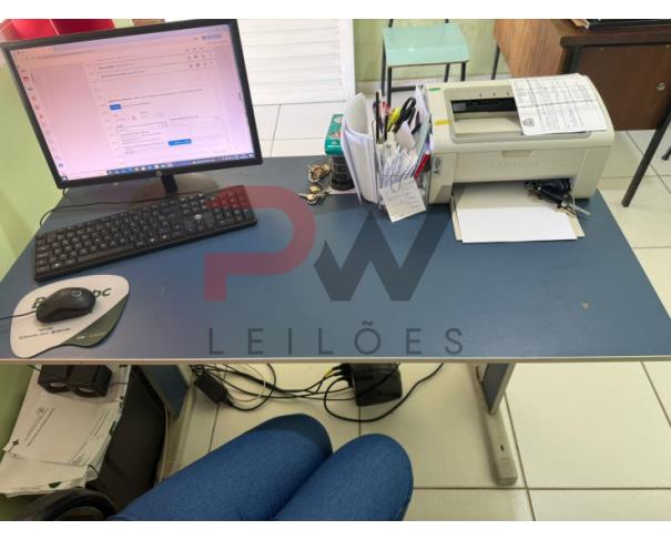 Foto de LOTE CONTENDO MÓVEIS DE ESCRITÓRIO, TAIS COMO: MESAS, ARMÁRIOS E CADEIRAS, NO ESTADO EM QUE SE ENCONTRAM. 