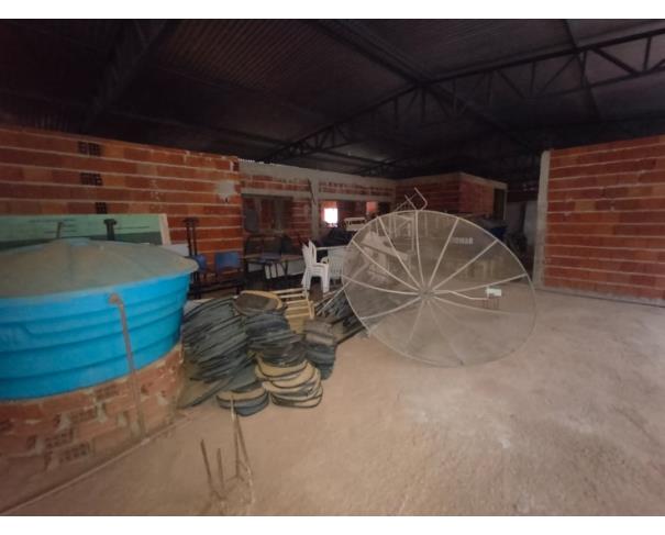 Foto de LOTE CONTENDO SUCATA DE DIVERSOS MATERIAIS TAIS COMO: MESAS, CADEIRAS ESCOLARES, CADEIRAS DE PLÁSTICO, CADEIRAS DE ESCRITÓRIO, ANTENA, MACAS, DIVISÓRIAS DE MADEIRA, PORTAS, ARMÁRIOS DE AÇO, LUMINÁRIAS, FOGÃO INDUSTRIAL, FREEZER VERTICAL, FREEZER HORIZONT