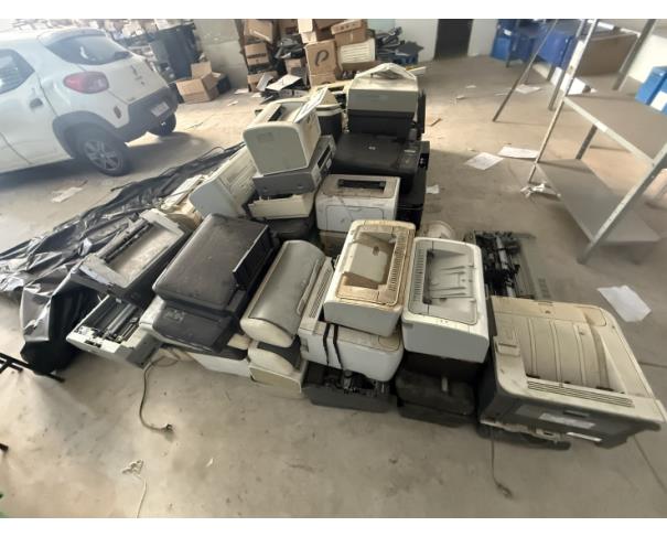 Foto de LOTE CONTENDO SUCATA DE MATERIAIS DE INFORMÁTICA, NO ESTADO EM QUE SE ENCONTRAM.