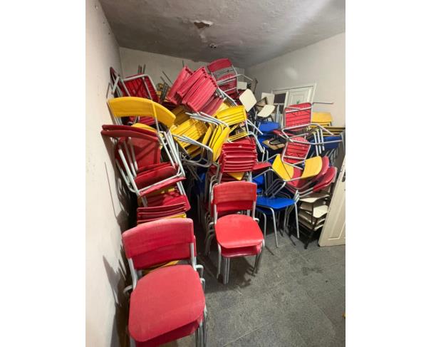 Foto de LOTE CONTENDO MESAS E CADEIRAS ESCOLARES.