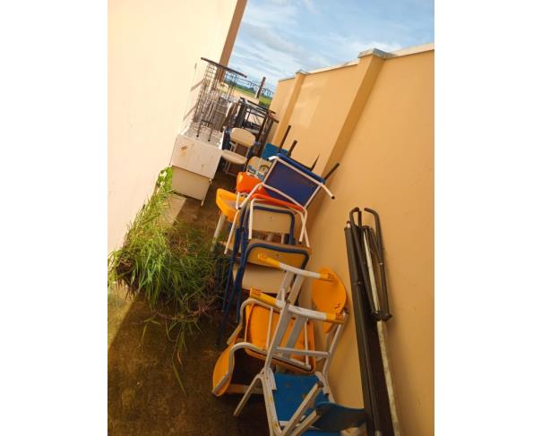Foto de LOTE CONTENDO EQUIPAMENTO INDUSTRIAL E MOBILIÁRIOS, TAIS COMO: CADEIRAS ESCOLARES, ARMÁRIO DE AÇO, FREEZER, FREEZER INDUSTRIAL VERTICAL EM INOX, ENTRE OUTROS, NO ESTADO EM QUE SE ENCONTRA.