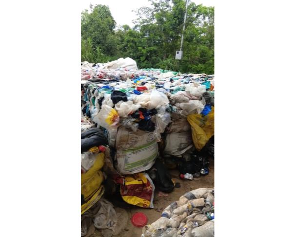 Foto de LOTE CONTENDO APROXIMADAMENTE 4.380 KG DE PAPELÃO, 219 KG DE PLÁSTICO DURO PRETO, 1.300 KG DE PLÁSTICO FILME, 156 KG DE PET ÁGUA, 90 KG DE PET VERDE, 428 KG DE PET BRANCO, 53 KG DE ALUMÍNIO (LATINHAS), 330 KG DE PAPEL MISTO, 45 KG DE PET ÓLEO, 15 KG DE A