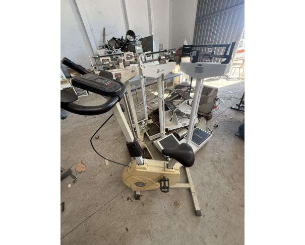 Foto de LOTE CONTENDO SUCATA DE MATERIAIS HOSPITALARES, NO ESTADO EM QUE SE ENCONTRAM.