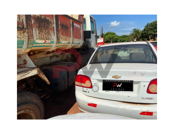 Foto de PAS/AUTOMOVEL CHEVROLET/CLASSIC LS, ALCOOL/GASOLINA, ANO/MOD 2012/2012, COR BRANCA, NO ESTADO EM QUE SE ENCONTRA.