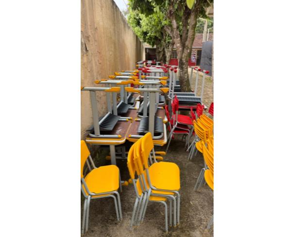 Foto de LOTE CONTENDO MESAS E CADEIRAS ESCOLARES, NO ESTADO EM QUE SE ENCONTRAM.