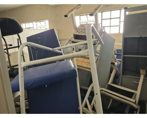 Foto de LOTE COMPOSTO POR SUCATA DE: MATERIAL HOSPITALAR, MOBILIÁRIOS, ELETRODOMÉSTICOS, CÂMARA FRIA, NO ESTADO EM QUE SE ENCONTRAM.