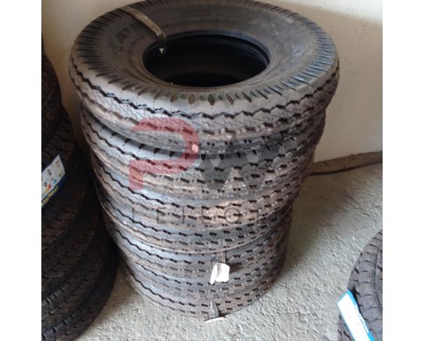 Foto de LOTE CONTENDO APROX. 19 PNEUS NOVOS SENDO: 07 PNEUS COMUNS 7.50 X 16 JET RIB; 12 PNEUS RADIAIS 7.50 R 16 GOODYEAR, NO ESTADO EM QUE SE ENCONTRAM.