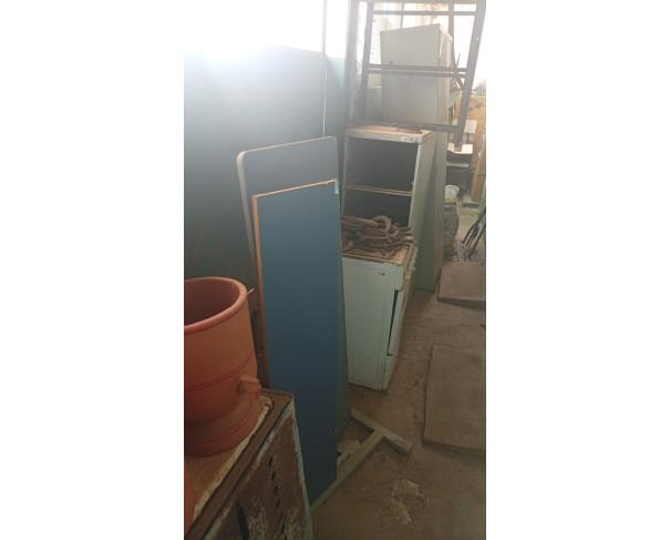 Foto de LOTE CONTENDO SUCATA DE ITENS DIVERSOS, TAIS COMO MATERIAIS DE INFORMÁTICA, CARTEIRAS ESCOLARES, ELETRODOMÉSTICOS, ENTRE OUTROS, NO ESTADO EM QUE SE ENCONTRA.
