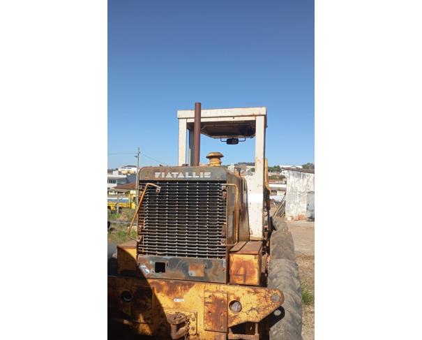 Foto de MOTONIVELADORA FIATALLIS, FG-70A-B, AMARELA, ANO 1994, NO ESTADO EM QUE SE ENCONTRA.