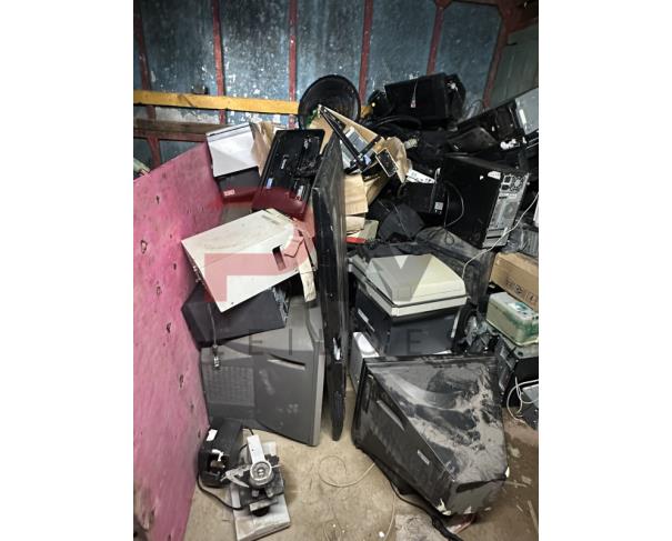 Foto de LOTE CONTENDO SUCATA DE MATERIAIS DE INFORMÁTICA (CPUS, MONITORES, IMPRESSORAS, ESTABILIZADORES, TELEVISOR E TELEFONES), NO ESTADO EM QUE SE ENCONTRA.