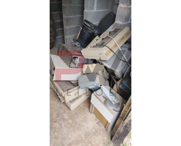 Foto de LOTE DE SUCATAS DIVERSAS ( PNEUS, MATERIAL DE INFORMATICA, MATERIAL HOSPITALAR, CADEIRAS, ETC), NO ESTADO EM QUE SE ENCONTRA.
