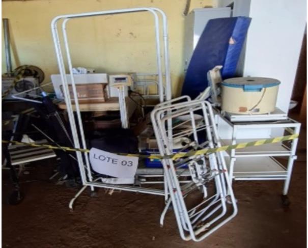 Foto de LOTE CONTENDO EQUIPAMENTOS E MOBILIÁRIOS HOSPITALARES DIVERSOS (CAMAS, BALANÇAS, AUTOCLAVES, BIOMBOS, ELETROCARDIÓGRAFO, CENTRÍFUGA, ENTRE OUTROS), NO ESTADO EM QUE SE ENCONTRAM.