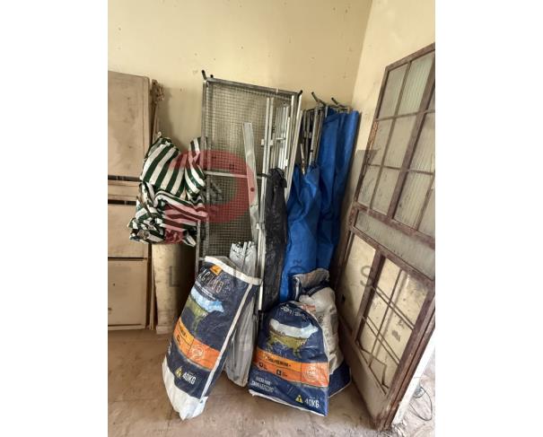Foto de LOTE CONTENDO SUCATA DE  DIVERSOS BENS, TAIS COMO: MADEIRAS, ARMÁRIOS, COLCHONETES, CADEIRAS, MESAS ESCOLARES, EXTINTORES, VENTILADORES, CADEIRAS DE RODAS, MACAS, BALANÇAS, ENTRE OUTROS, NO ESTADO EM QUE SE ENCONTRAM.