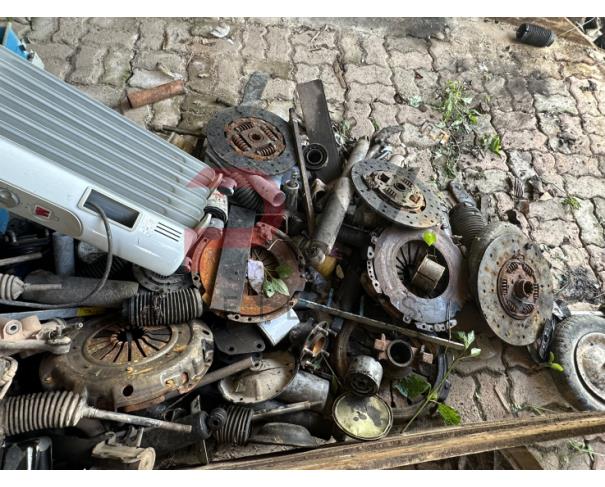 Foto de LOTE CONTENDO SUCATA DE PEÇAS AUTOMOTIVAS, NO ESTADO EM QUE SE ENCONTRA.