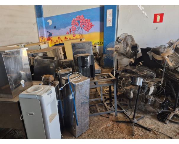 Foto de LOTE CONTENDO SUCATAS DE INFORMÁTICA, ELETRÔNICOS (COMPUTADORES, MONITORES, IMPRESSORAS, ELETRÔNICOS), ELETRODOMESTICOS (GELADEIRA, VENTILADORES, EXAUSTOR, BEBEDOUROS, FOGÕES, TV), DENTRE OUTROS, NO ESTADO EM QUE SE ENCONTRAM. 