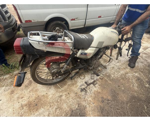 Foto de PASSAGEIRO / MOTOCICLETA HONDA/CG 125 CARGO, 1999/1999, GASOLINA, BRANCA, CHASSI: 9C2JA0100XR002648, RENAVAM: 00720936977, NO ESTADO EM QUE SE ENCONTRA. MOTOR AVARIADO. ESTA SEM O GUIDAO E RODA DIANTEIRA.