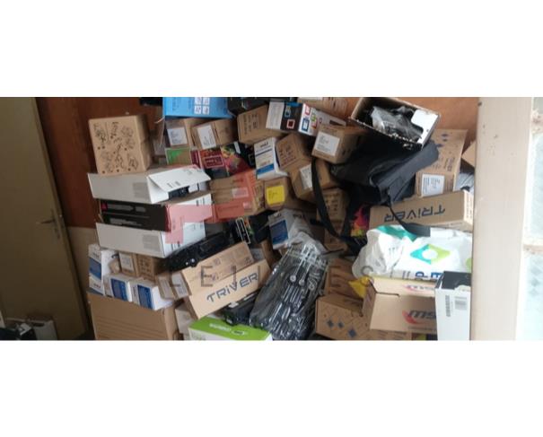 Foto de LOTE CONTENDO DIVERSOS EQUIPAMENTOS ELETRÔNICOS, TAIS COMO TELEVISORES, IMPRESSORAS, MONITORES DE VÍDEO, GABINETES DE COMPUTADORES, NOTEBOOKS, LAPTOPS, NOBREAKS, ESTABILIZADORES DE ENERGIA, TONERS E REFIS DE IMPRESSORAS, NO ESTADO EM QUE SE ENCONTRAM.