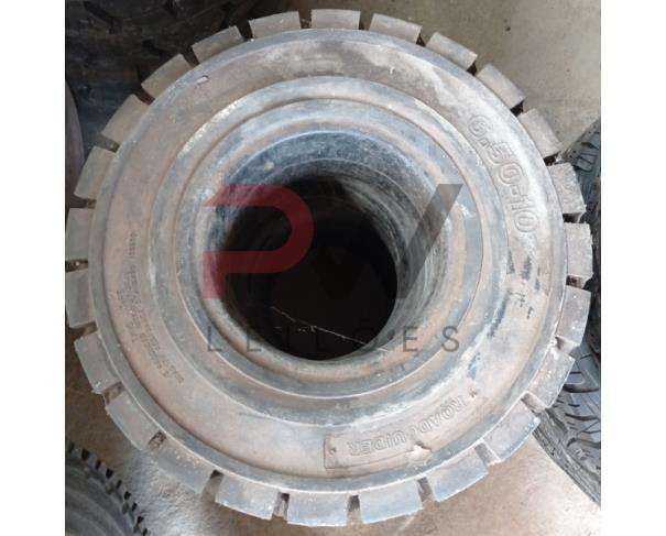 Foto de LOTE CONTENDO APROX. 08 PNEUS NOVOS SENDO: 04 PNEUS MACIÇOS 28X9-15 STANDARD PARA EMPILHADEIRA; 04 PNEUS MACIÇOS 6.50 - 10 ROADGUIDER; TODOS NO ESTADO EM QUE SE ENCONTRAM.
