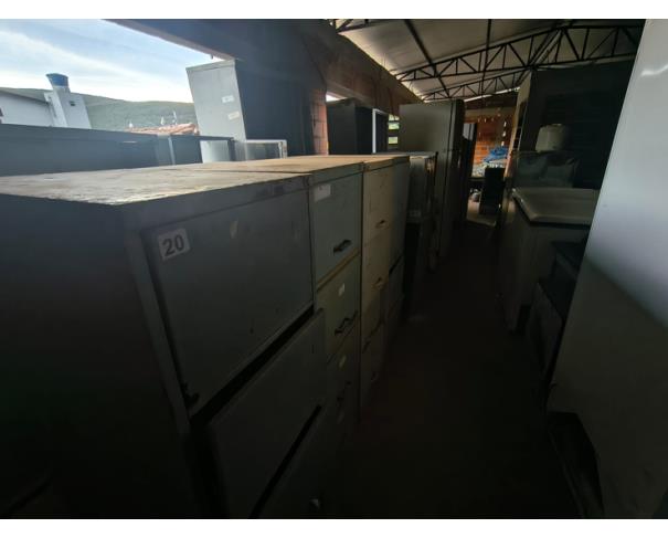 Foto de LOTE CONTENDO SUCATA DE DIVERSOS MATERIAIS TAIS COMO: MESAS, CADEIRAS ESCOLARES, CADEIRAS DE PLÁSTICO, CADEIRAS DE ESCRITÓRIO, ANTENA, MACAS, DIVISÓRIAS DE MADEIRA, PORTAS, ARMÁRIOS DE AÇO, LUMINÁRIAS, FOGÃO INDUSTRIAL, FREEZER VERTICAL, FREEZER HORIZONT