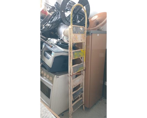 Foto de LOTE CONTENDO ELETRODOMÉSTICOS E ELETRÔNICOS, TAIS COMO: IMPRESSORAS, VENTILADORES, TVS, GELADEIRA, MÁQUINA DE LAVAR ROUPA, FREEZER, BEBEDOURO, MICRO-ONDAS, CAIXAS DE SOM, FOGÃO INDUSTRIAL, AR-CONDICIONADO, ENTRE OUTROS, NO ESTADO EM QUE SE ENCONTRA.