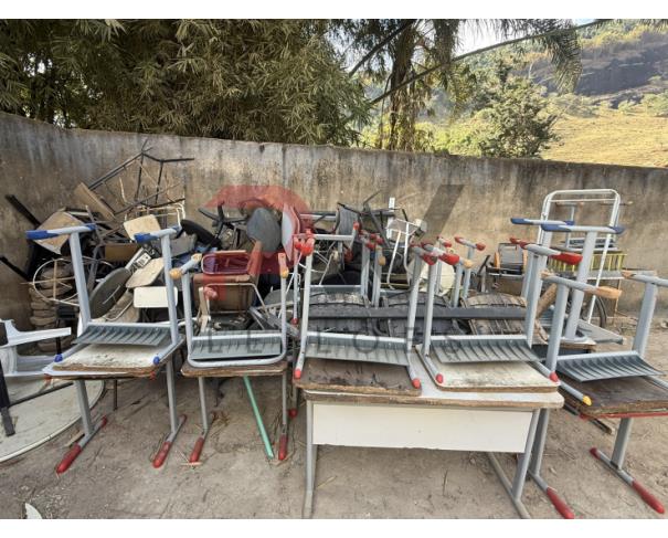 Foto de LOTE CONTENDO SUCATA DE  DIVERSOS BENS, TAIS COMO: MADEIRAS, ARMÁRIOS, COLCHONETES, CADEIRAS, MESAS ESCOLARES, EXTINTORES, VENTILADORES, CADEIRAS DE RODAS, MACAS, BALANÇAS, ENTRE OUTROS, NO ESTADO EM QUE SE ENCONTRAM.