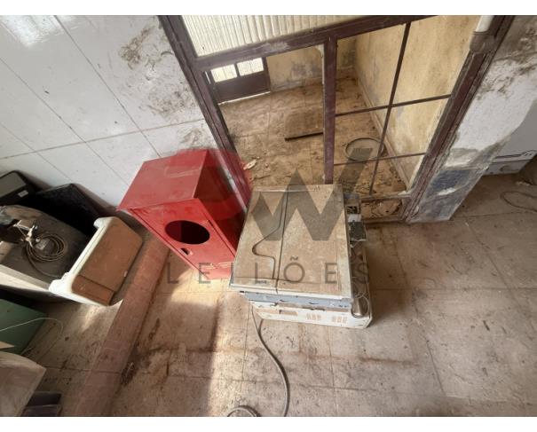 Foto de LOTE CONTENDO SUCATA DE  DIVERSOS BENS, TAIS COMO: MADEIRAS, ARMÁRIOS, COLCHONETES, CADEIRAS, MESAS ESCOLARES, EXTINTORES, VENTILADORES, CADEIRAS DE RODAS, MACAS, BALANÇAS, ENTRE OUTROS, NO ESTADO EM QUE SE ENCONTRAM.