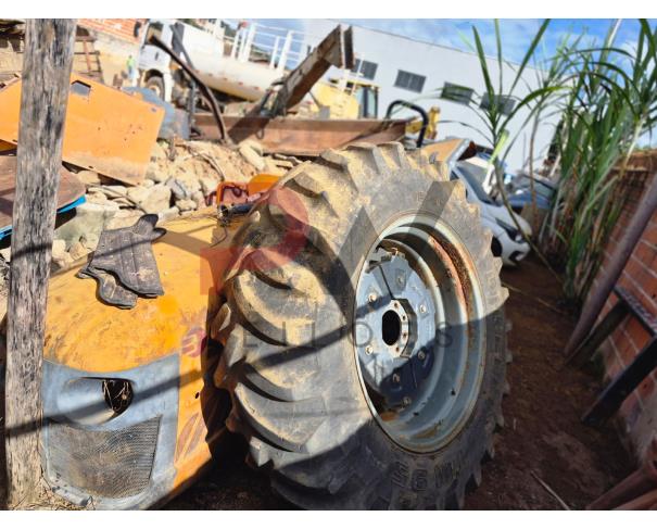 Foto de LOTE CONTENDO TRATOR BUDNY DESMONTADO , 2015/2015, Nº DE SÉRIE: B1S484257,  NO ESTADO EM QUE SE ENCONTRA.