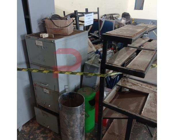 Foto de LOTE CONTENDO MOBILIÁRIOS DIVERSOS, NO ESTADO EM QUE SE ENCONTRAM. 
