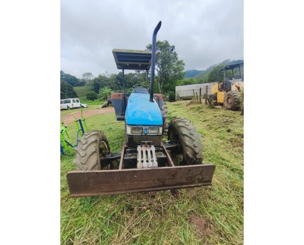 Foto de LOTE CONTENDO TRATOR NEW HOLLAND TL55E, ANO 2003, NO ESTADO EM QUE SE ENCONTRA.