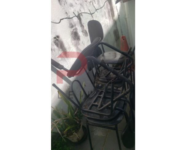 Foto de LOTE CONTENDO MÓVEIS DE ESCRITÓRIO, TAIS COMO: MESAS, ARMÁRIOS E CADEIRAS, NO ESTADO EM QUE SE ENCONTRAM. 